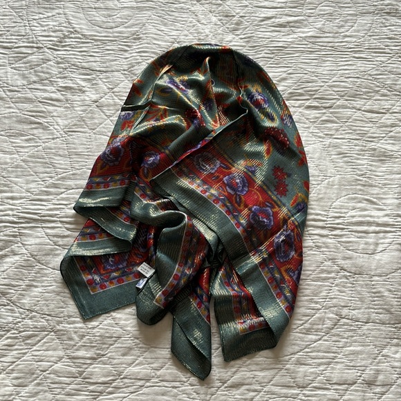CWT Shimmering Scarf - Picture 6 of 9